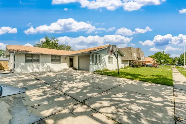 2341 S Lori Ln, Wichita, KS 67207