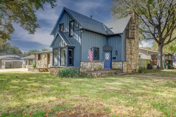 915 E 15th Ave, Winfield, KS 67156