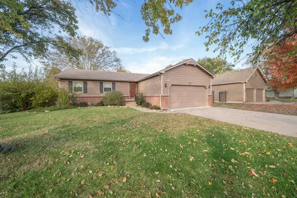 328 W 1st St, Andover, KS 67002