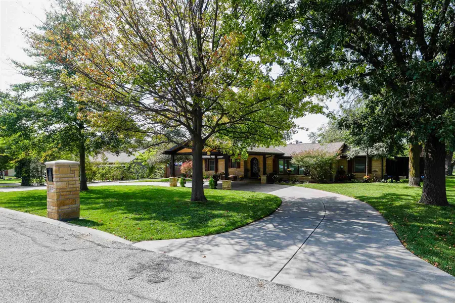 21 N Laurel Dr, Wichita, KS 67206 - Image #2