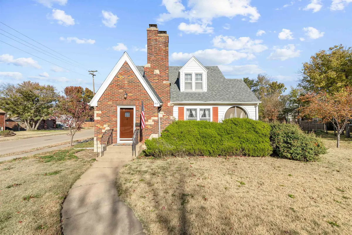 412 Sunset Dr, Salina, KS 67401 - Image #1