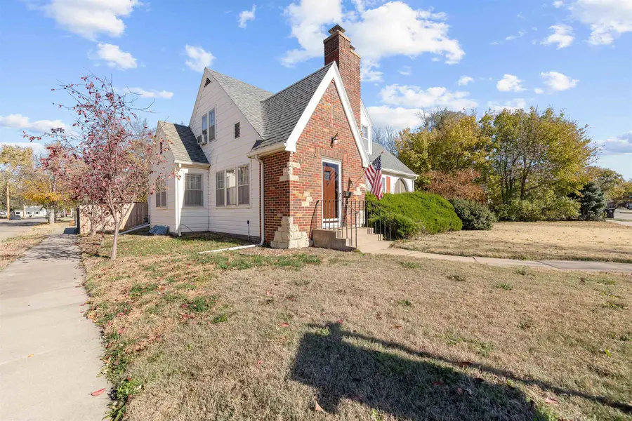 412 Sunset Dr, Salina, KS 67401 - Image #2