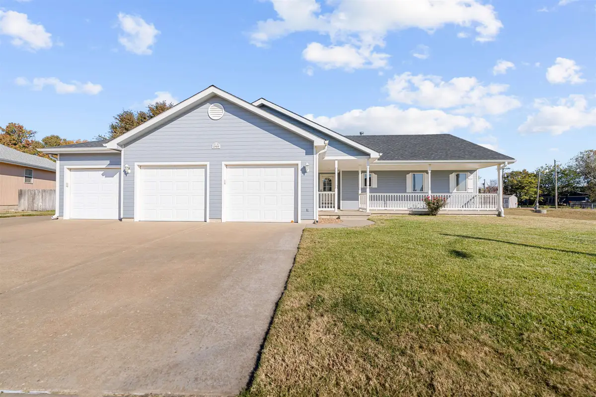 2909 Berkley Ln, Salina, KS 67401 - Image #1