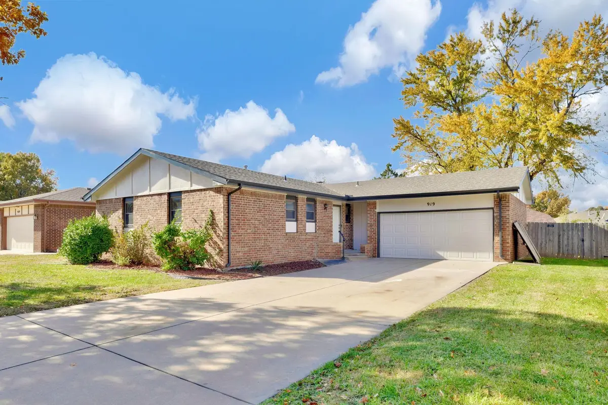 919 S Cypress St, Wichita, KS 67207 - Image #1