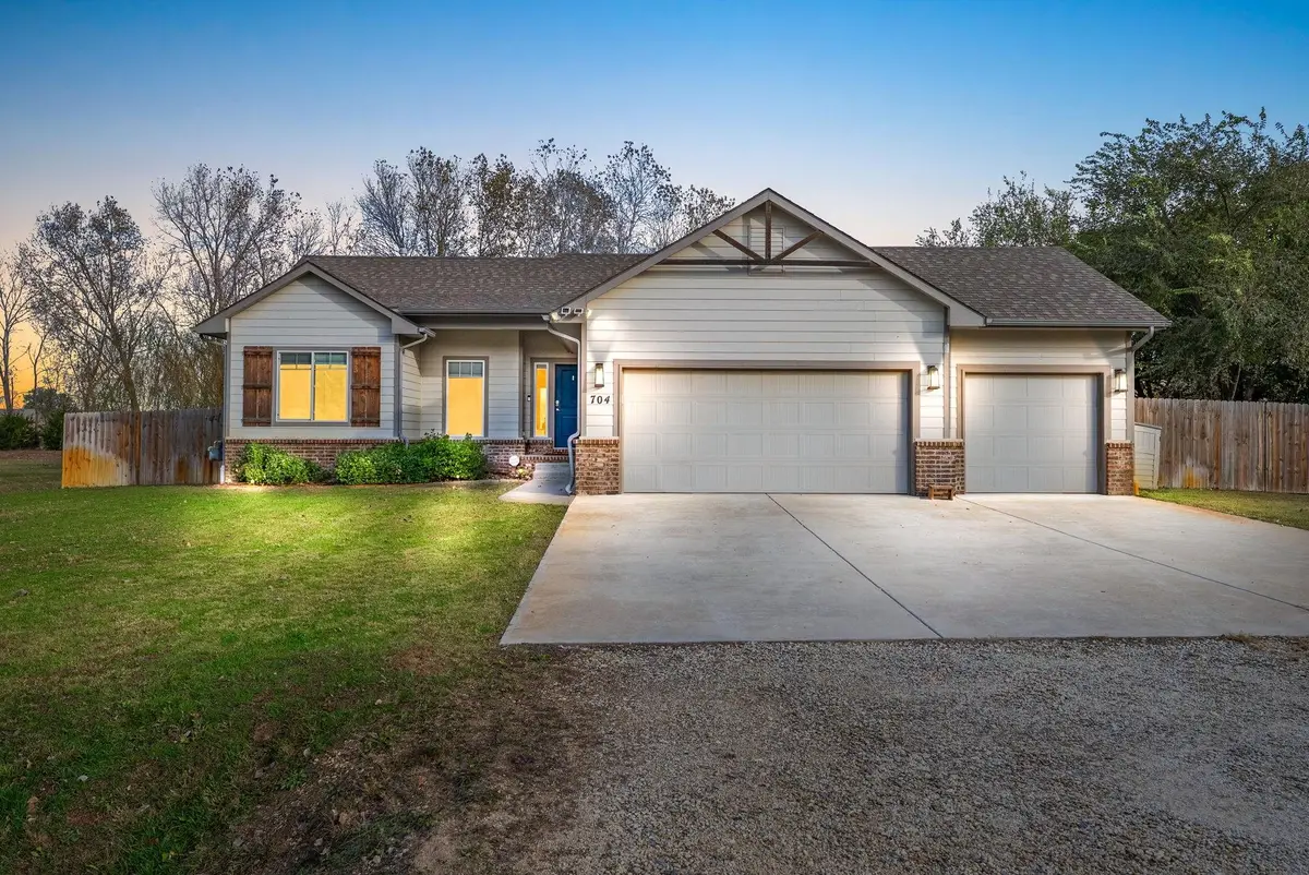 704 E Gordon Bennett Dr, Haysville, KS 67060 - Image #1