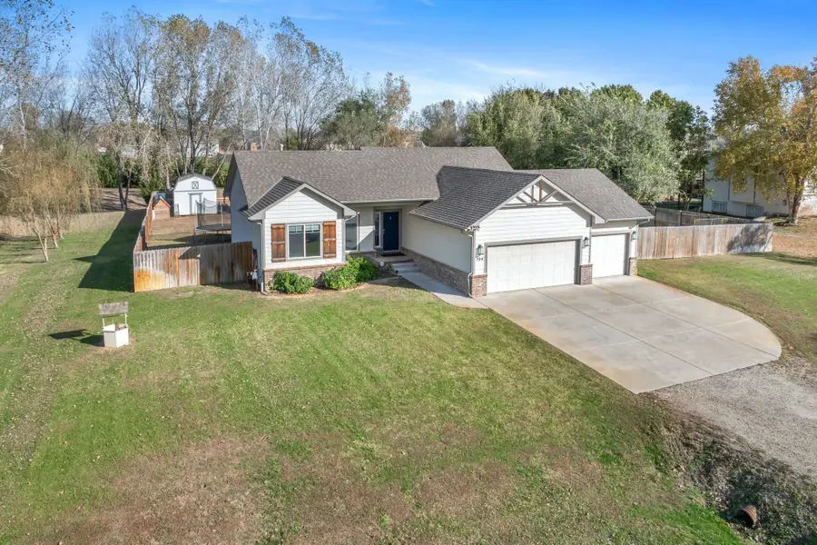 704 E Gordon Bennett Dr, Haysville, KS 67060 - Image #2