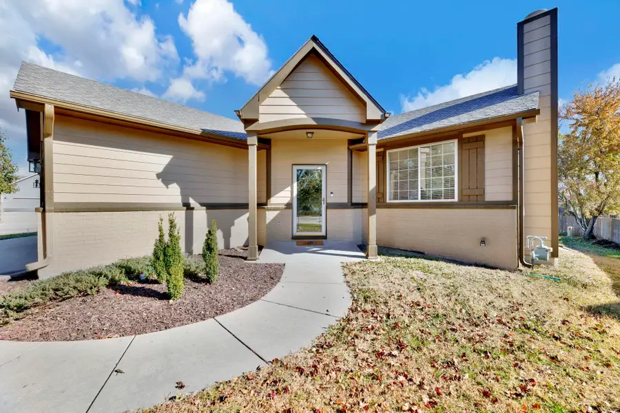 730 S Westview Cir, Andover, KS 67002 - Image #2