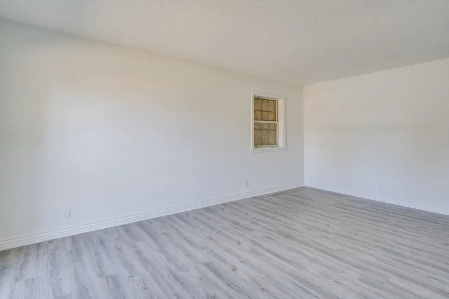 1527 E Berkeley St, Wichita, KS 67216 - Image #2