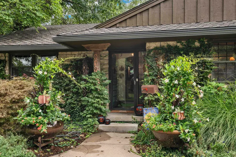 619 N Stratford Ln, Wichita, KS 67206 - Image #2