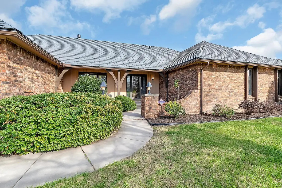 1508 S Robin Ridge Cir, Wichita, KS 67230 - Image #1