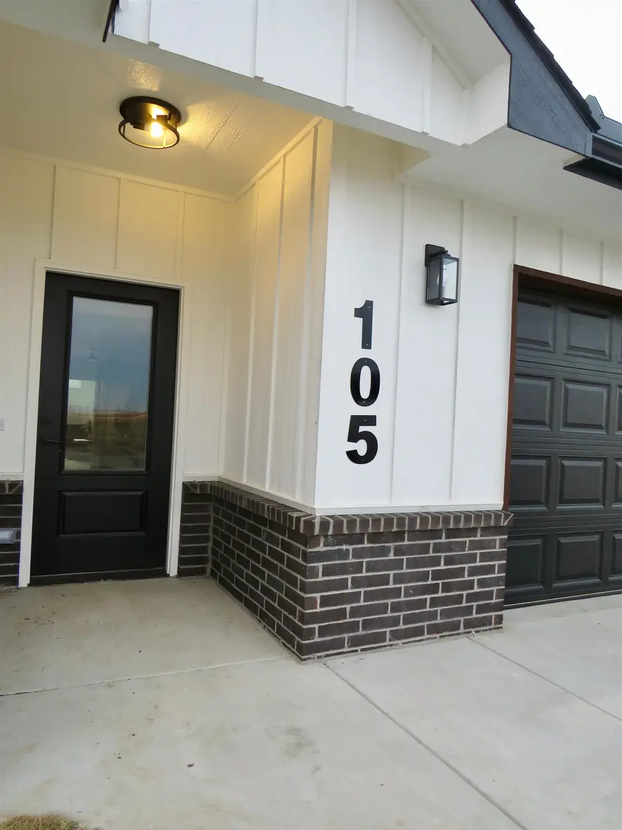 105 Oxford Ave, Bentley, KS 67016 - Image #2