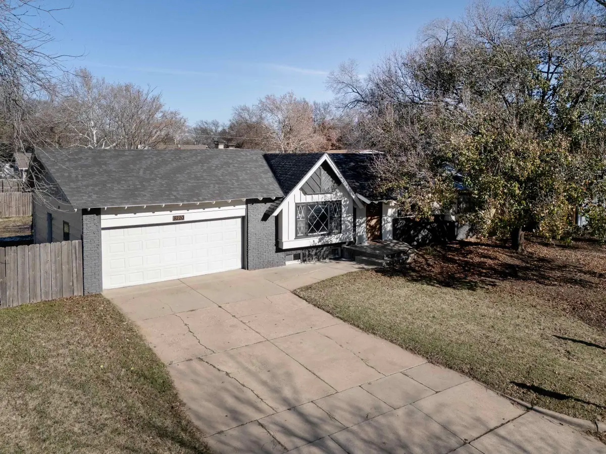 8220 E Peach Tree Ln, Wichita, KS 67207 - Image #1