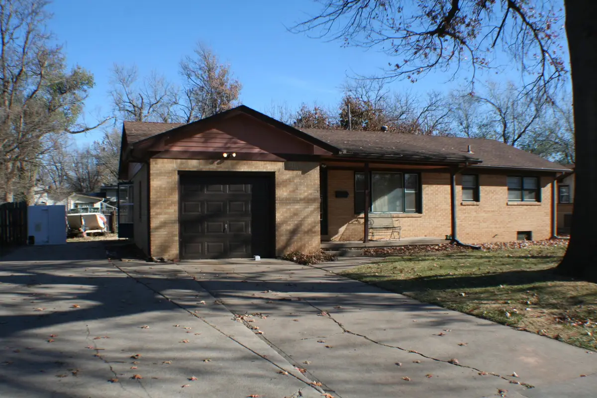 906 N Brownthrush Ln, Wichita, KS 67212 - Image #1