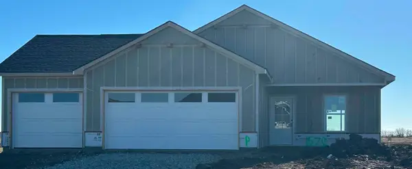 1570 N Emerald Valley Dr, Mulvane, KS 67110