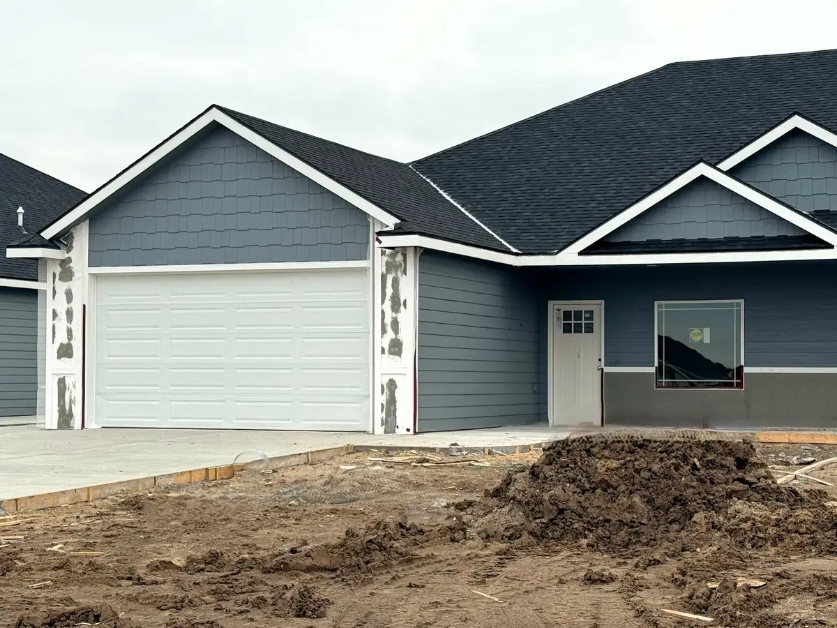 1152 Vista Sur Dr, Salina, KS 67401 - Image #1