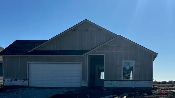 1562 N Emerald Valley Dr, Mulvane, KS 67110