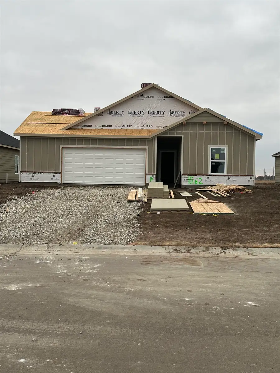 1562 N Emerald Valley Dr, Mulvane, KS 67110 - Image #2