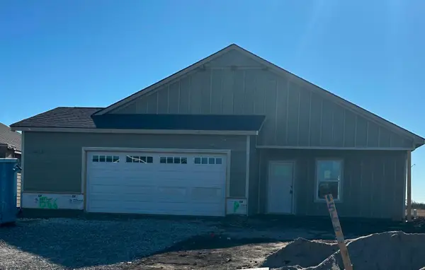 1566 N Emerald Valley Dr, Mulvane, KS 67110