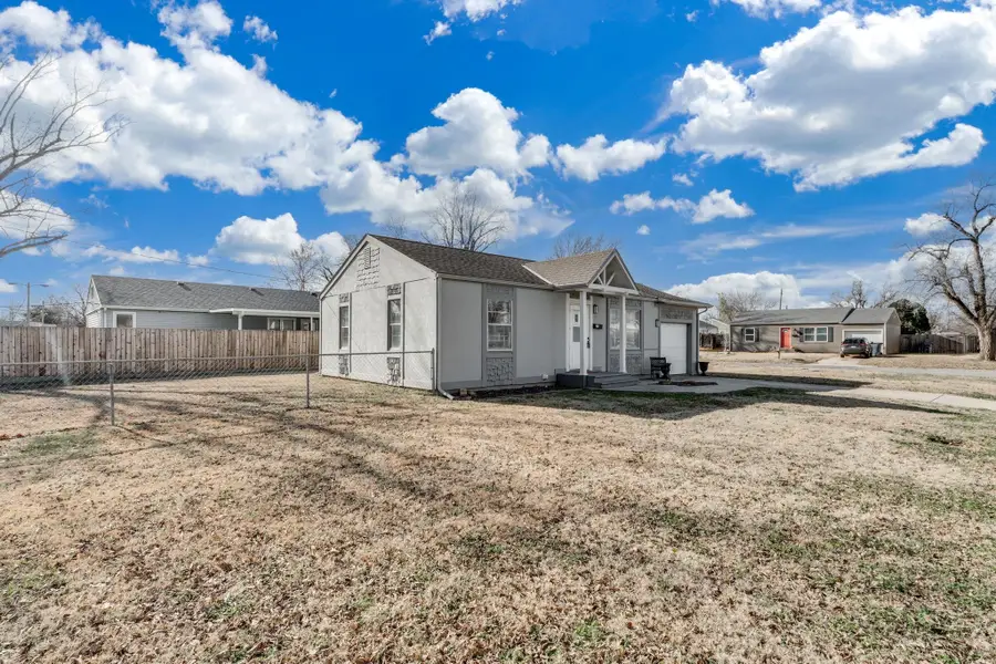 1129 W 18th Ave, Hutchinson, KS 67502 - Image #2