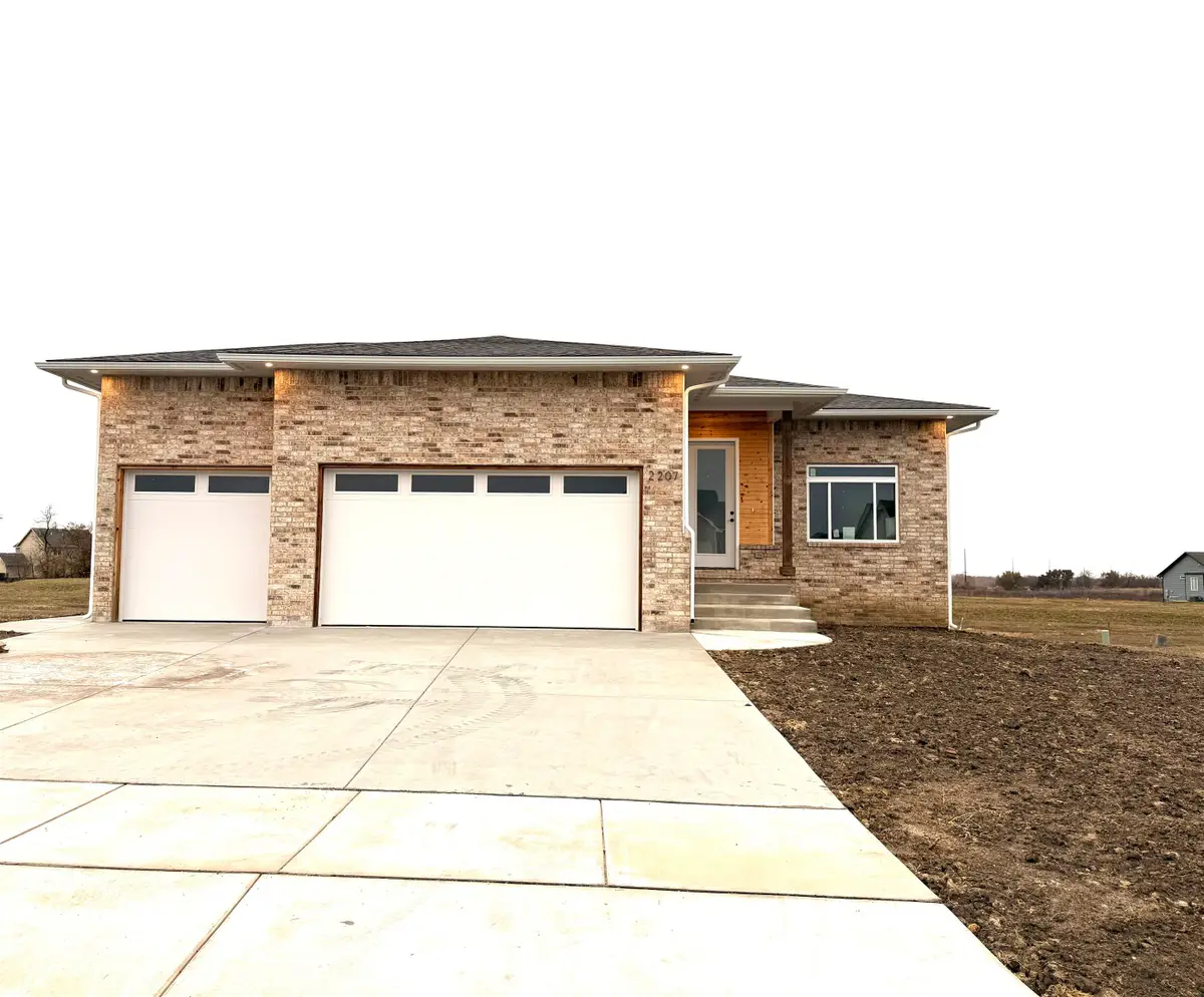 2207 S Chateau Ct, Wichita, KS 67207 - Image #1