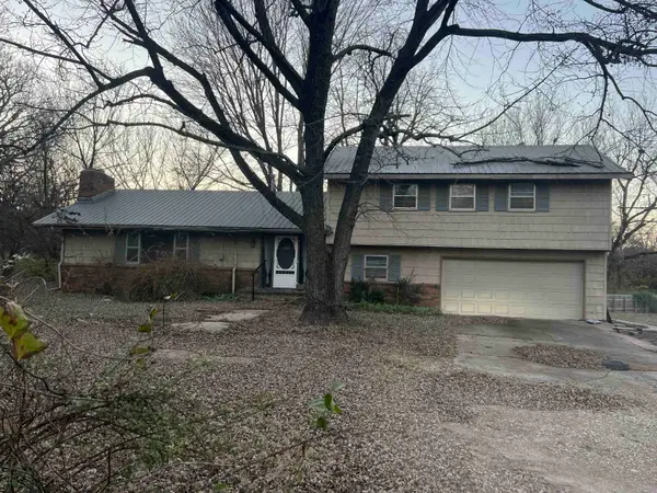 2215 N 8th St, Arkansas City, KS 67005