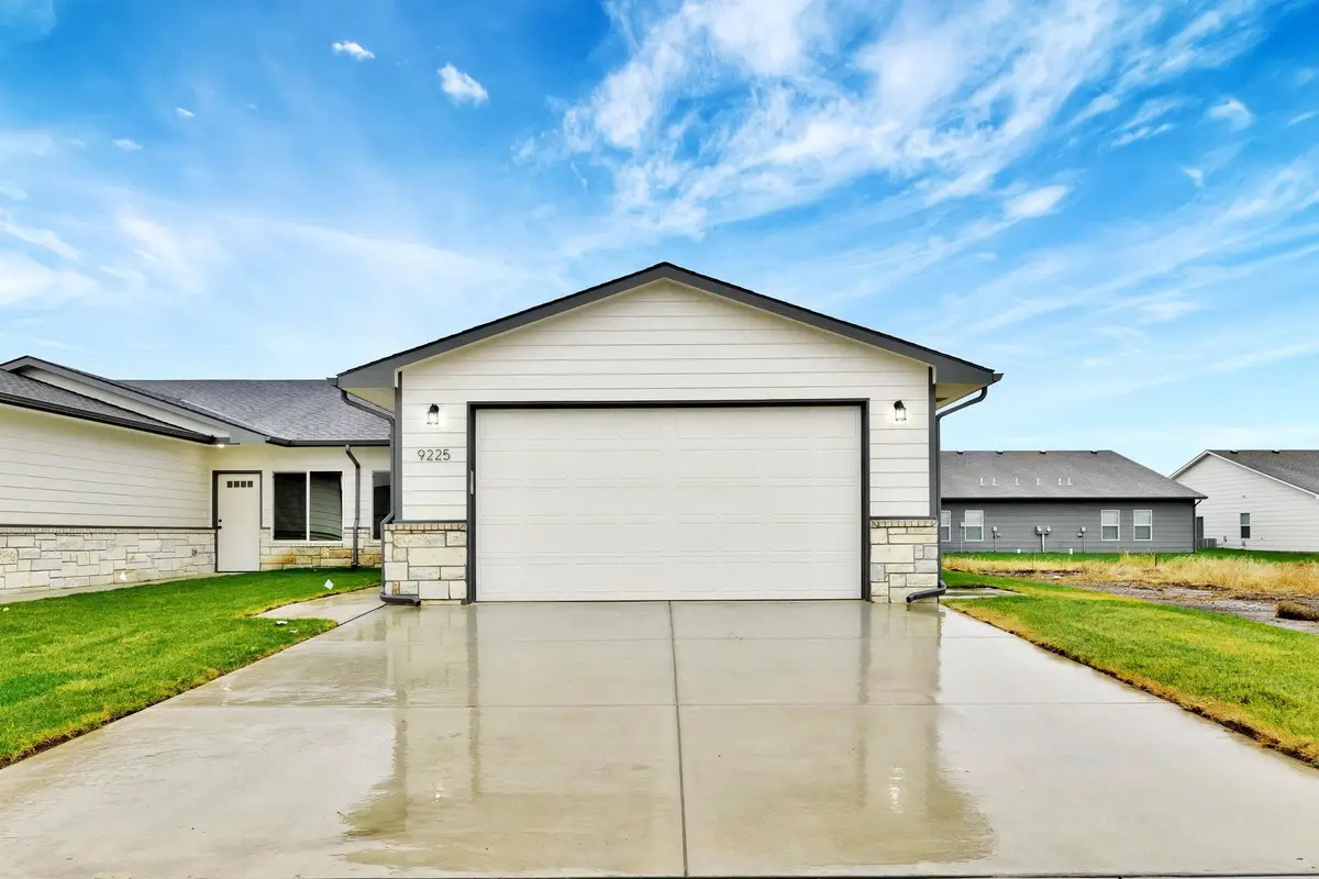 9225 E Fox Pointe Ct, Bel Aire, KS 67226 - Image #1