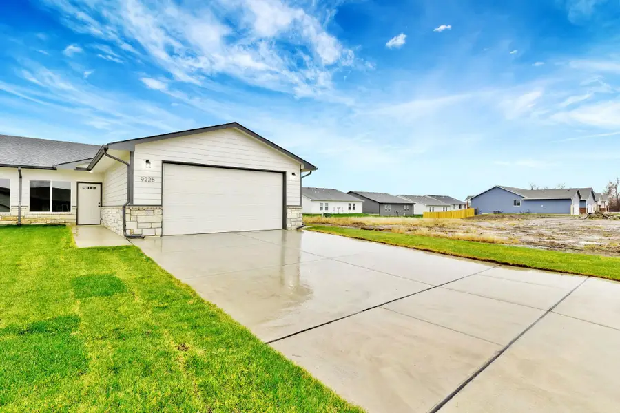 9225 E Fox Pointe Ct, Bel Aire, KS 67226 - Image #2