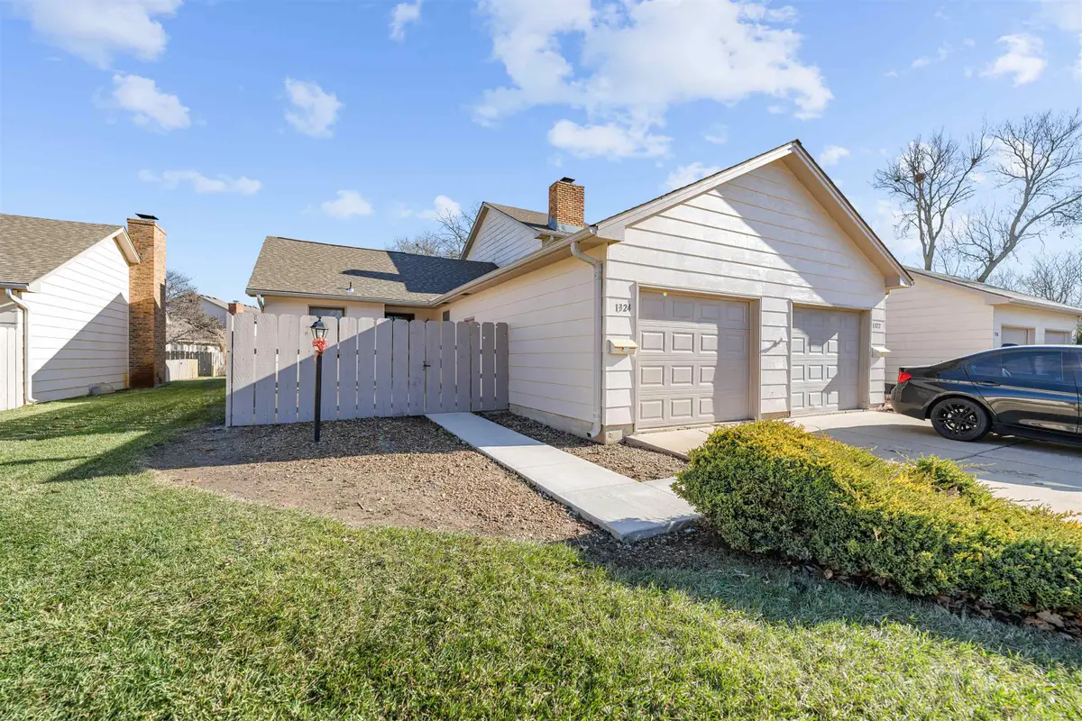 1324 Parkwood Dr, Salina, KS 67401 - Image #1