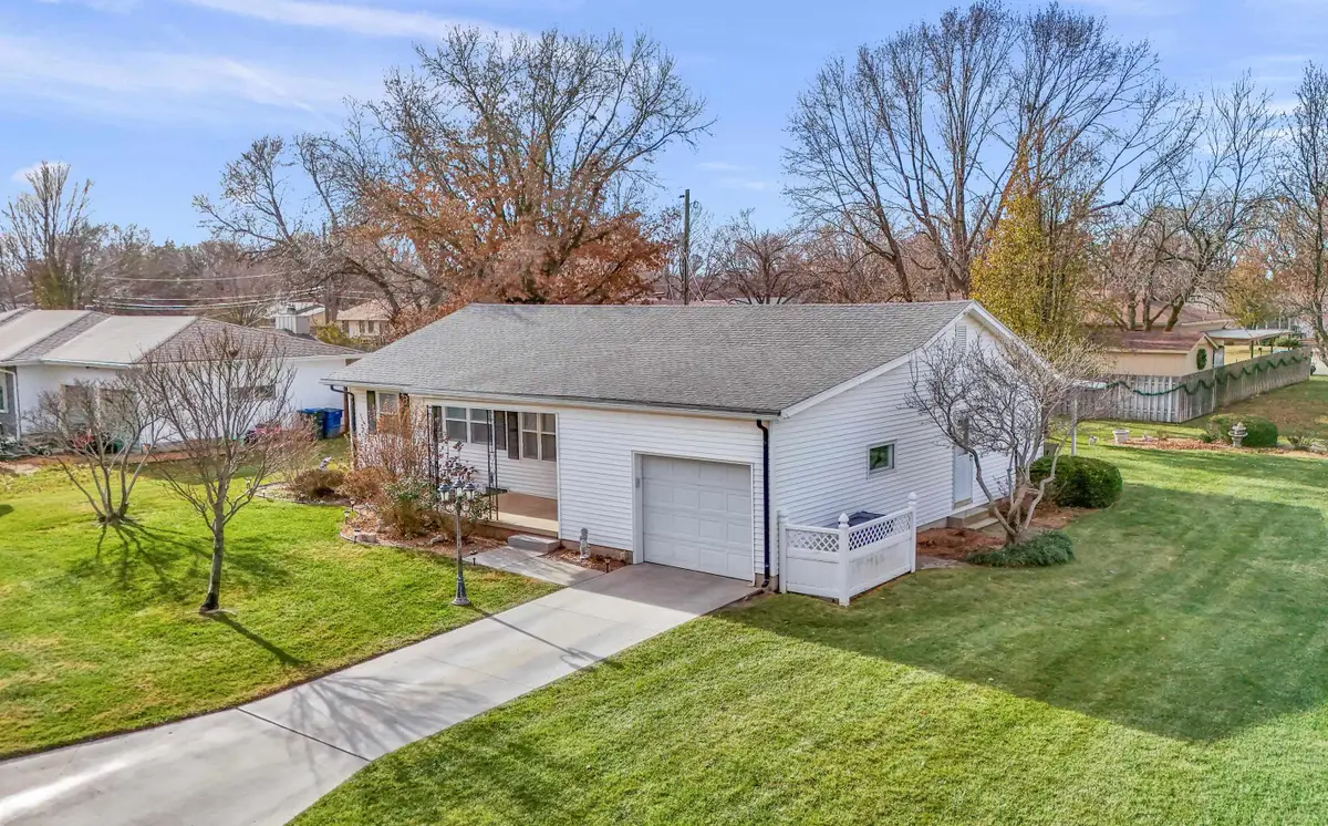 2021 Roanoke Ln, Newton, KS 67114 - Image #1