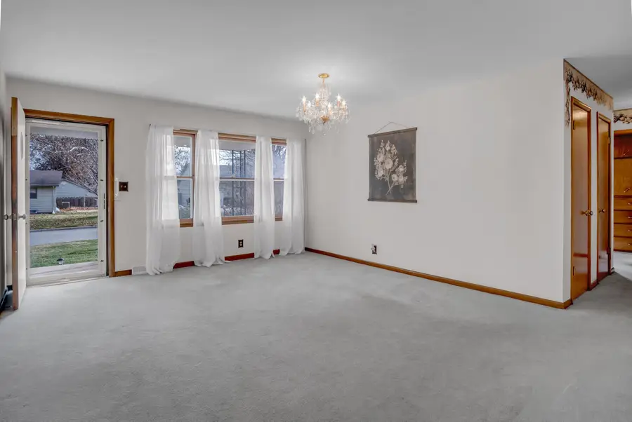 2021 Roanoke Ln, Newton, KS 67114 - Image #2