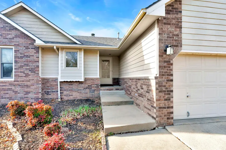 301 N Walnut Creek Dr, Derby, KS 67037 - Image #2