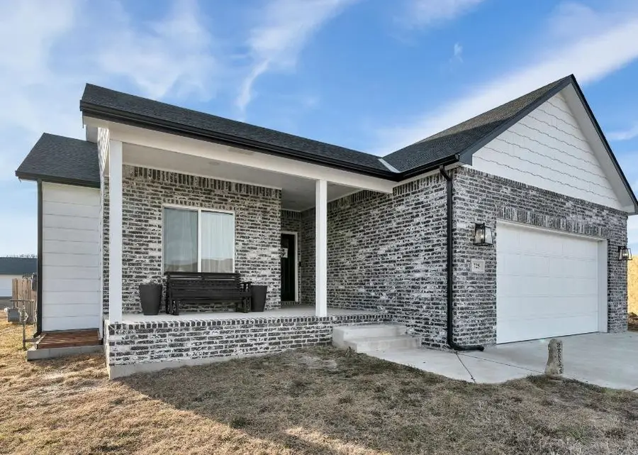 725 N Wakefield Ave, Valley Center, KS 67147 - #2