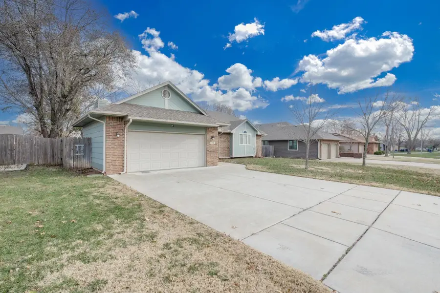 118 Chapel Dr, Andover, KS 67002 - Image #2