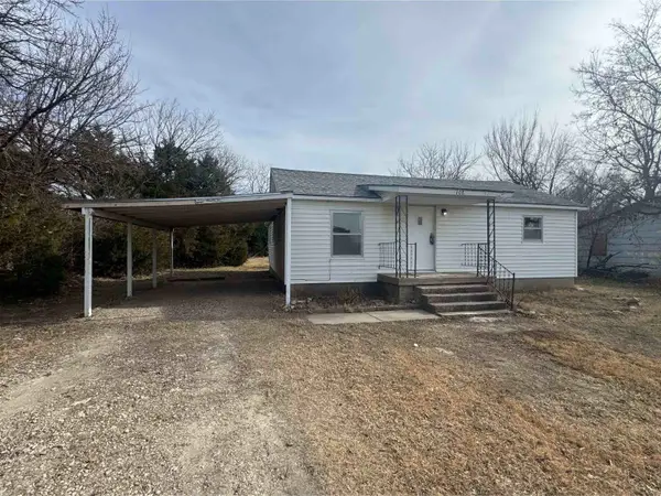 608 N Michigan St, Winfield, KS 67156