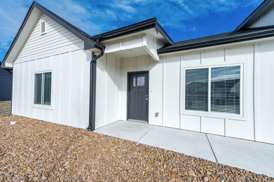 490 E Harper St, Valley Center, KS 67147-8948 - Image #2