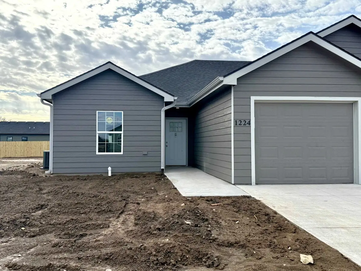1224 Fountain Dr, Salina, KS 67401 - Image #1