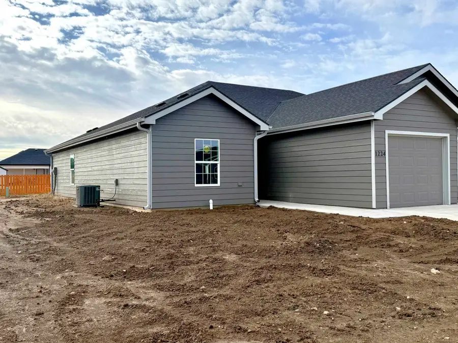 1224 Fountain Dr, Salina, KS 67401 - Image #2