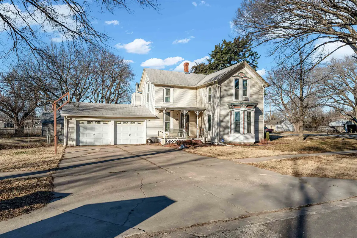 101 S Cedar St, Hillsboro, KS 67063 - Image #1