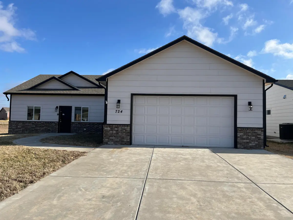 724 N Redbud Ave, Valley Center, KS 67147 - Image #1