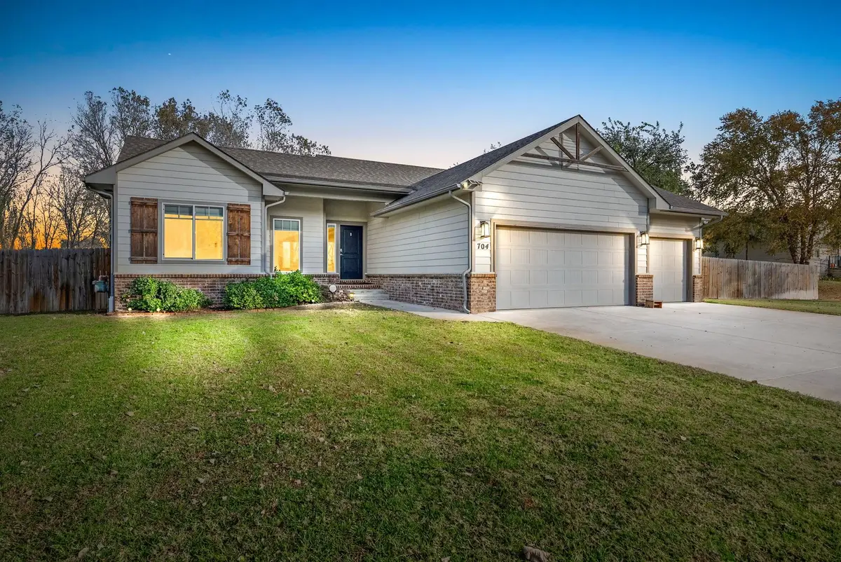 704 E Gordon Bennett Dr, Haysville, KS 67060 - #1