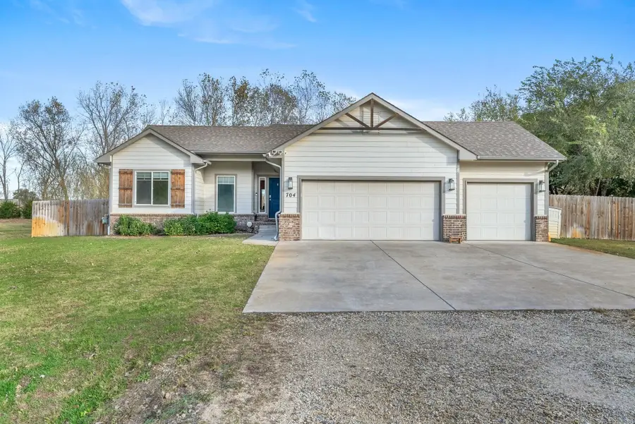 704 E Gordon Bennett Dr, Haysville, KS 67060 - #2