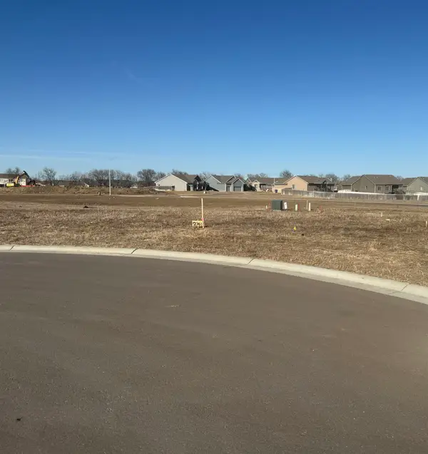 2101 S Tara Falls Ct, Wichita, KS 67207