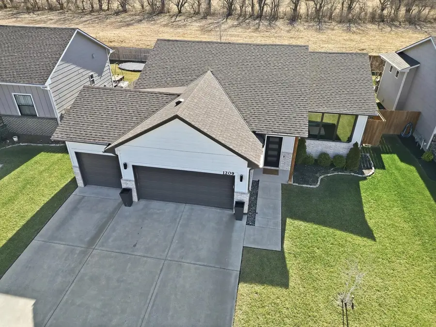 1209 E Prairie Hill Cir, Park City, KS 67219 - Image #2