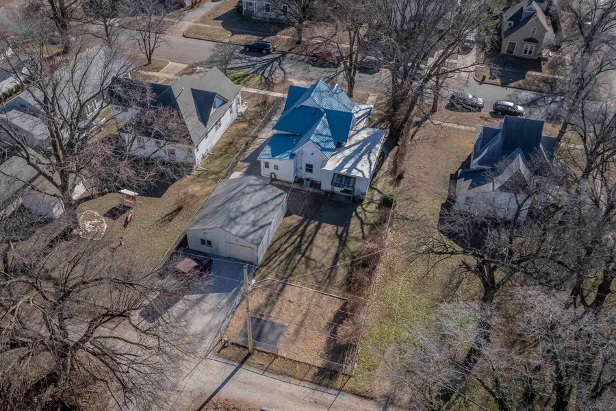 1110 E 8th Ave, Winfield, KS 67156 - #2