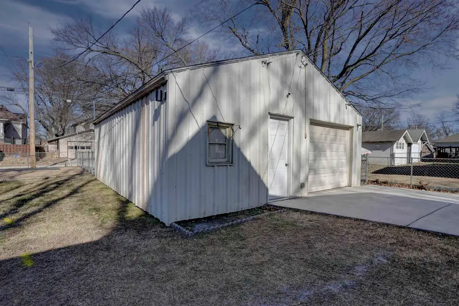 1110 E 8th Ave, Winfield, KS 67156 - #3
