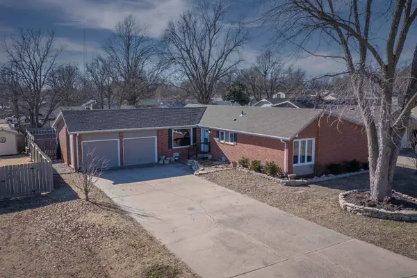 1029 Highland Dr, Arkansas City, KS 67005