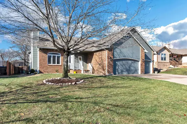 313 N Walnut Creek Dr, Derby, KS 67037