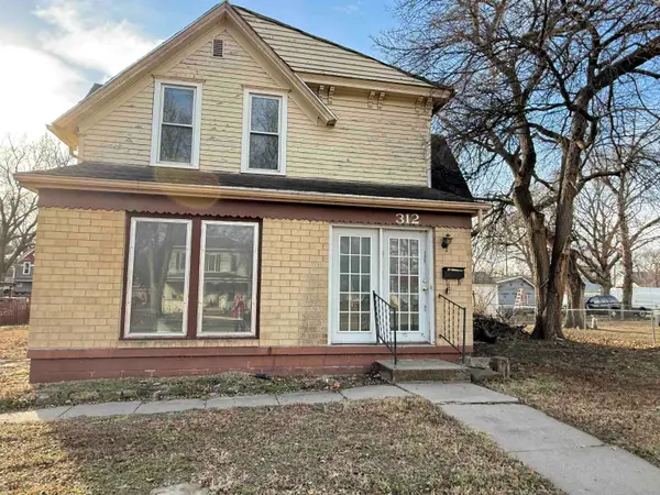 312 Crawford St, Clay Center, KS 67432