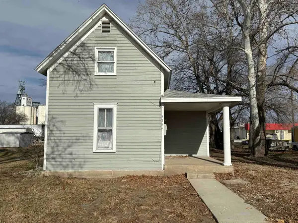 525 Bridge St, Clay Center, KS 67432