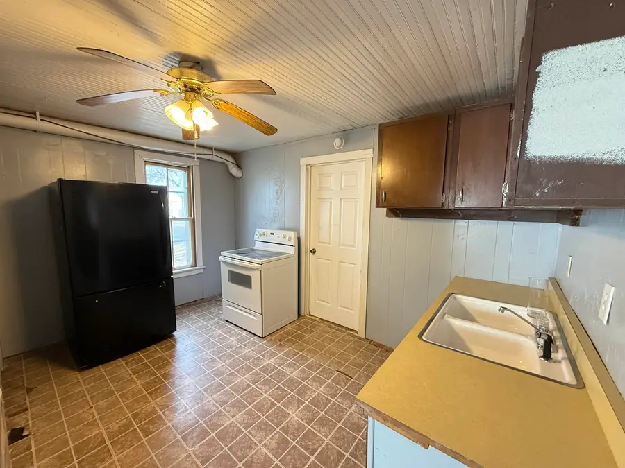 525 Bridge St, Clay Center, KS 67432 - #3